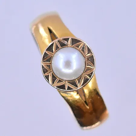 Ring med pärla stl:20, bredd 6 mm 23K. Vikt: 7,1 g