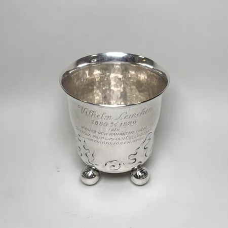 Bägare på fötter höjd ca 8cm Ø8cm, gravyr, 830/1000 Silver 114,7g.