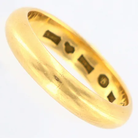 Ring slät stl: 19¾ bredd: 4,5mm, gravyr, 18K Vikt: 7,2 g