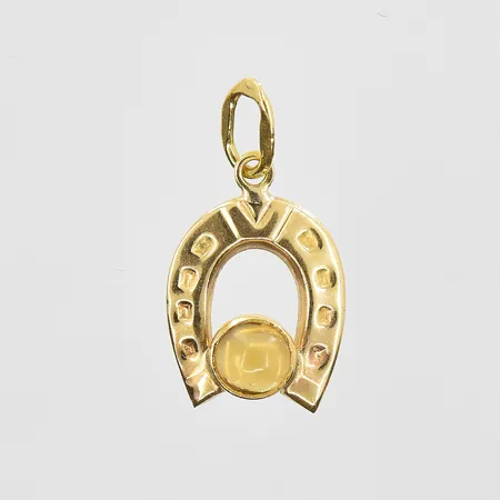 Hänge hästsko med orange/brun sten, längd 16mm, bredd 9mm, 18K. Vikt: 0,5 g