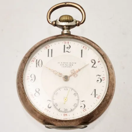 Fickur H. Ericson Bräcke Import, Ancre Ligne Droite 15 rubis, manuell, Ø 52mm, boettnummer: 62085, röd 24-timmarsvisning, liten sekundvisare, ytterboett i silver 800/1000, urslag i urtavla, går ej, bruttovikt 86,51g.