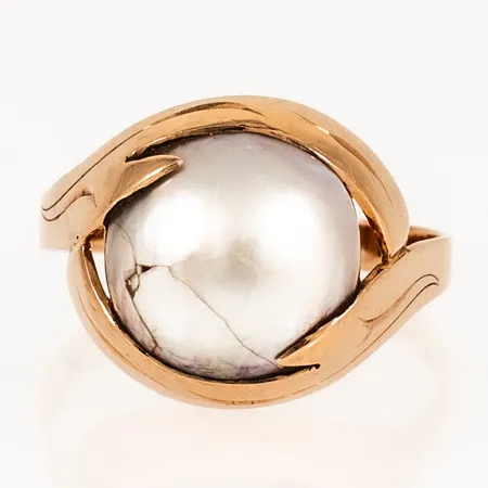 Ring med mabépärla Ø12mm stl:19½ bredd 2,5-15mm, stämplad P9 (1965), HE (Heribert Engelbert, AB, Stockholm), STIGBERT, kattfot, defekt pärla, 18K 4,6g.