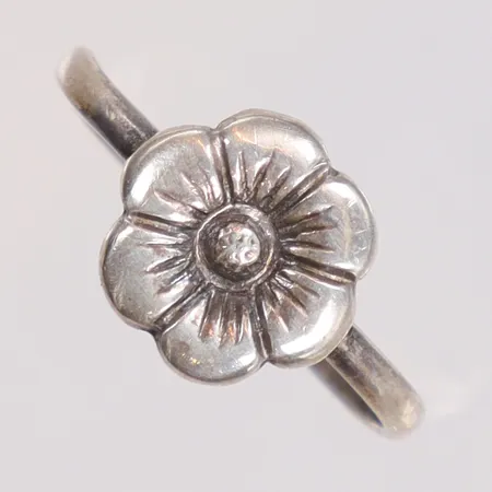 Ring med blomma stl:16¼ bredd 1-9mm silver 830/1000 Vikt: 1,1 g