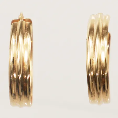 Ett par örhängen creoler Ø17mm, bredd 4,1mm lätt skeva 18K Vikt: 0,8 g