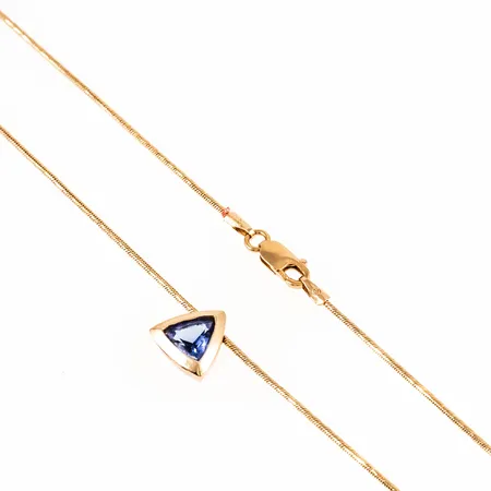 Collier fasetterad ormlänk och triangelformat hänge med lila/blå sten, hängets mått 9,5x9mm, kedjans längd 42cm bredd 0,9mm, 14K 4,4g. 