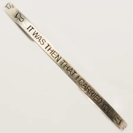 Armring öppen modell med text "It was then that i carried you" Ø44mm. bredd 3,5mm skev silver 925/1000 Vikt: 6,8 g
