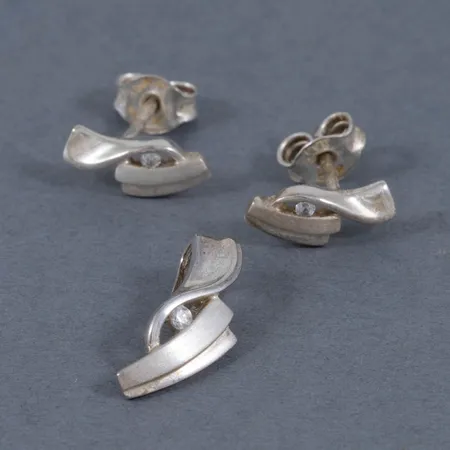 Set Jens J Aagaard: Hänge och örhängen delvis matterade med vita stenar, mått örhängen 4,5x11,5mm, mått hänge 6x16mm, silver 925/1000 1,9g.