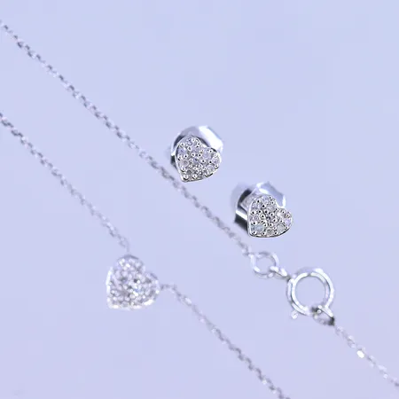Collier med diamanter ca16x0,005ct och örhängen med diamanter ca10x0,005ct Guldfynd längd 42+3 cm och bredd 1-6 mm, örhängen stl:4x5 mm vitguld 18K. Vikt: 2,7 g