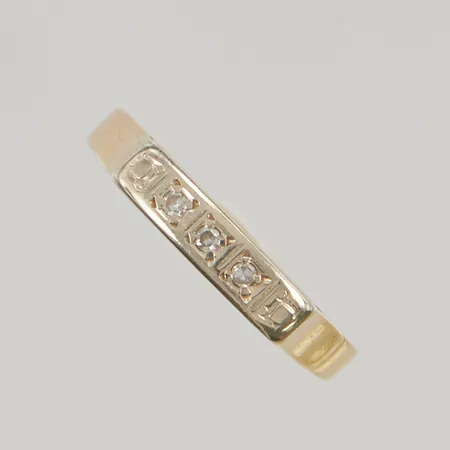 Ring med diamanter 3x ca 0,01ct stl:16¼ bredd 2mm 18K 2,0g.
