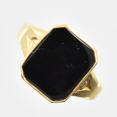 Klackring med onyxplatta stl:17¾, bredd 3-13mm, ojämn skena, 18K. Vikt: 2,9 g