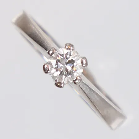 Ring med diamant 1x30ct, stl:17, bredd 2-5mm, vitguld, 18K Vikt: 3,7 g