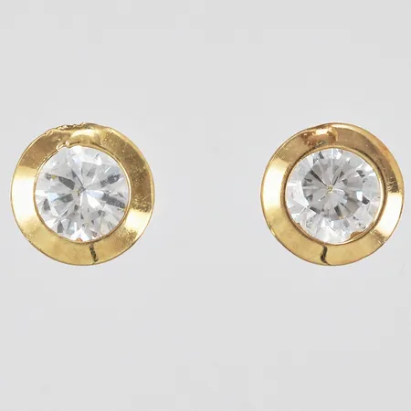 Ett par örhängen med vita stenar Ø ca 6mm en stoppers saknas 14K  Vikt: 1 g