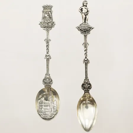 Två skedar med dekor längd 13cm silver 835/1000 Vikt: 30,8 g
