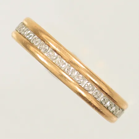 Ring tvåfärgad stl 19¾ bredd 4,5mm, graverad, 18K 4,9g Vikt: 4,9 g