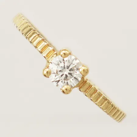 Ring med Cubic zirconia stl:16, bredd 4,3mm GHA, 18K  Vikt: 1 g
