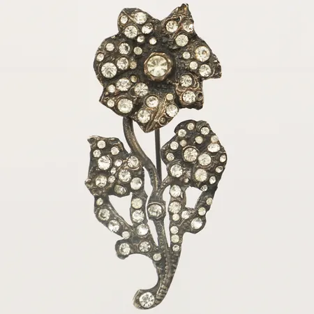 Brosch med vita stenar längd 55mm, bredd 25mm saknas stenar Fröberg Nils år 1946 silver 830/1000 Vikt: 16,7 g