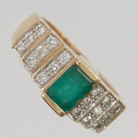 Ring med smaragd ca 0,93ct samt diamanter 18x ca 0,03ct, stl:20 bredd 5-9mm, nagg i smaragd samt några diamanter, klippt skena 14K 8,7g.