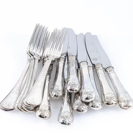 Gammal Fransk i silver 830/1000 elva gafflar 185 mm, nio knivar med rostfria blad 210 mm. Vikt gafflar 486g. Bruttovikt knivar 699g. Fint skick.
