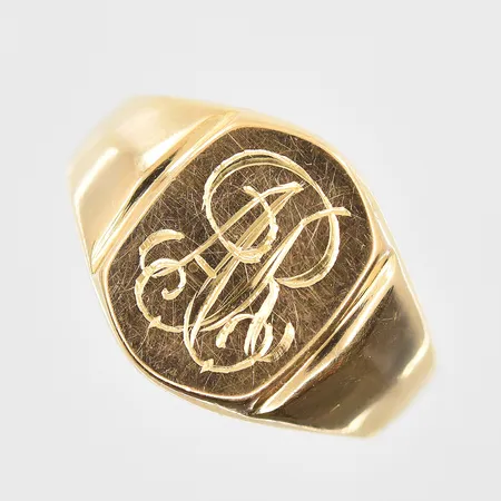 Klackring med monogram stl:20½, bredd 3-14mm, något skev skena, 18K. Vikt: 3,5 g