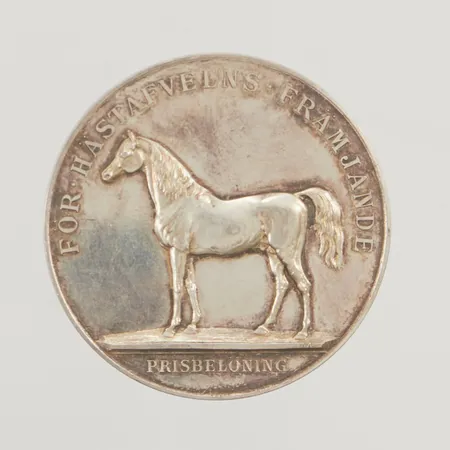 Mynt "FÖR HÄSTAFVELNS FRÄMJANDE PRISBELÖNING// GUSTAF V SVERIGES GÖTES OCH VENDES KONUNG", 830/1000 Silver 38,4g.