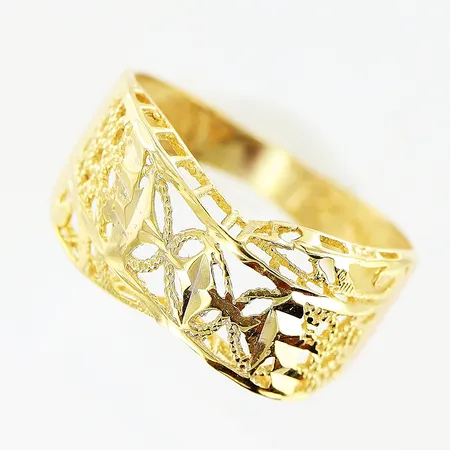 Ring genombruten dekor stl:15½, bredd 2,5-8mm, 18K. Vikt: 1,8 g