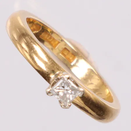 Ring med princesslipad diamant 1x ca. 0,10ct stl 16¾, gravyr, 20K Vikt: 5 g