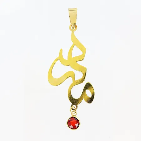 Hänge röd sten text 48x18mm 18K.  Vikt: 1,7 g