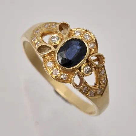 Ring stl:17¾ bredd 1,8mm, 1st blå sten, 18st diamanter, 18K, 3,5g.