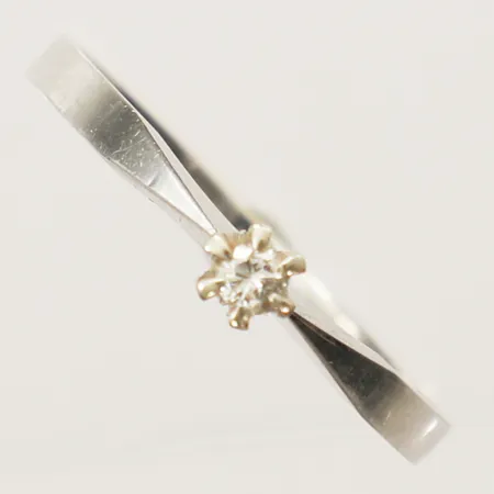 Ring med diamant 1x0,05ct enligt gravyr stl:17½, bredd 2,1-3,3mm vitguld 18K Vikt: 1,5 g