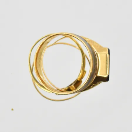 Diverse defekt guld med sten/monel, 18K. Vikt: 8,8 g