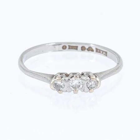 Ring med 1 x ca 0,05ct briljantslipad diamant och 2 x ca 0,03ct 8/8-slipade diamanter stl:17½ bredd 1,7-3,6mm, stämplad M8 (1938), WAB (W A Bolin AB Hovjuvelerare, Stockholm), kattfot, P (platina) 2,1g.