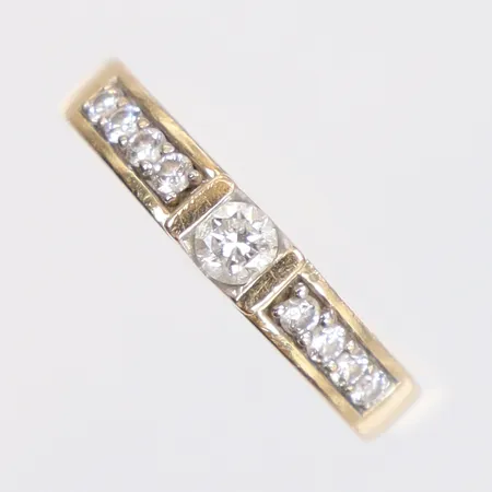 Ring med diamanter 1xca0,16 samt 8xca0,02ct (totalt 0,30ct enligt gravyr) stl:16 bredd 3mm GHA 18K Vikt: 4,3 g
