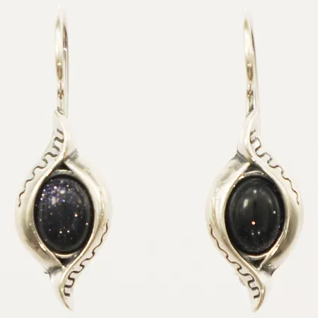 Ett par örhängen med lila guldfluss längd 30mm bredd 10,3mm silver 925/1000 Vikt: 4,2 g