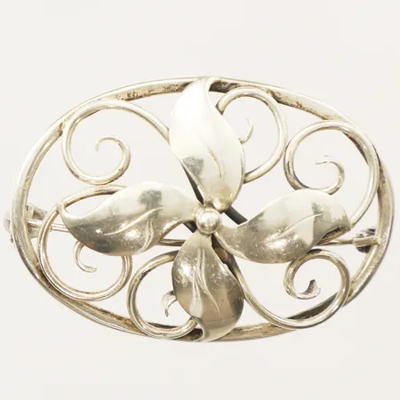 Brosch blomdekor längd 47mm, bredd 34mm Hedbergs Guld- & Boetttverkstad år 1946 silver 830/1000 Vikt: 9,9 g
