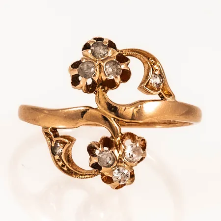 Ring med vita stenar ca stl:17 bredd 1,6-16,5mm, nötta stenar, skev skena, 18K 3,9g.