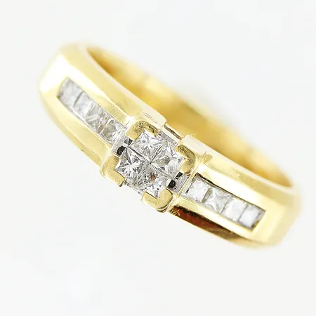 Ring diamanter 10 x ca 0,02ct prinsesslipade stl:15¾, bredd 4-5mm, bortslipad gravyr, GHA, 18K.  Vikt: 5,4 g