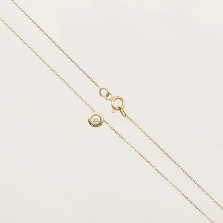 Kedja med integrerat hänge med vit sten, längd 43cm bredd 0,5mm Ø5,4mm 14K  Vikt: 1,3 g
