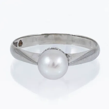 Ring vitguld med en odlad pärla Ø 6 mm stl:16 bredd 2,2 mm 1,9g 18K.