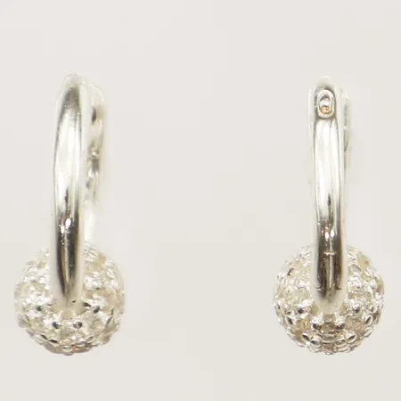 Ett par örhängen med vita stenar Ø12,5mm, bredd 5,3mm silver 925/1000. Vikt: 2,4 g