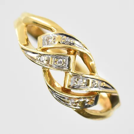 Ring med vita stenar GFAB stl:18, bredd 2-8mm, något missfärgad, 18K. Vikt: 2,4 g