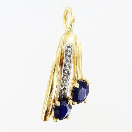Hänge diamant ca 0,005ct blå stenar, 19x7mm, 1 diamant saknas, 18K.  Vikt: 0,9 g