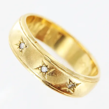Ring diamanter 0,05ctv stl:17¾, bredd 5,2mm, gravyr, 18K. Vikt: 5,6 g