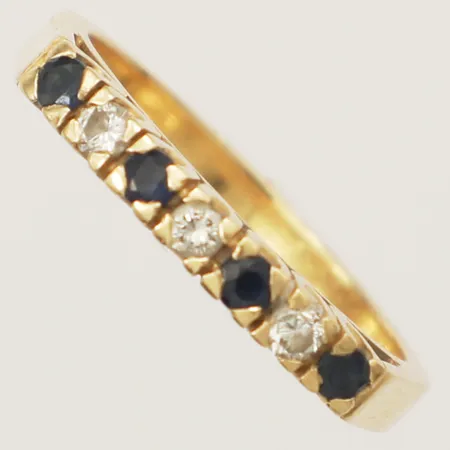 Ring med diamanter 3xca 0,03ct samt safirer stl:18, bredd 2,6mm 18K Vikt: 4,4 g