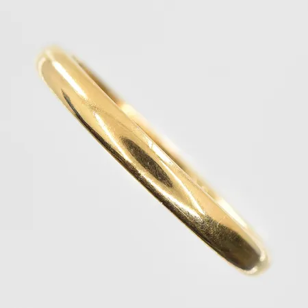 Ring stl:20½, bredd 3 mm, gravyr, 18K. Vikt: 3,8 g