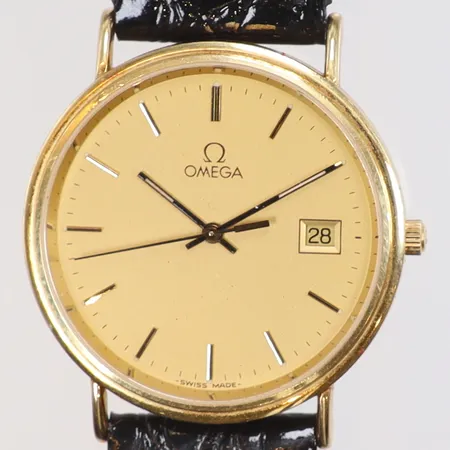 Herrur Omega, Ø33mm, serienr:56182942, quartz, datum, läderband, 18K i boett, med cert och box Vikt: 30,5 g