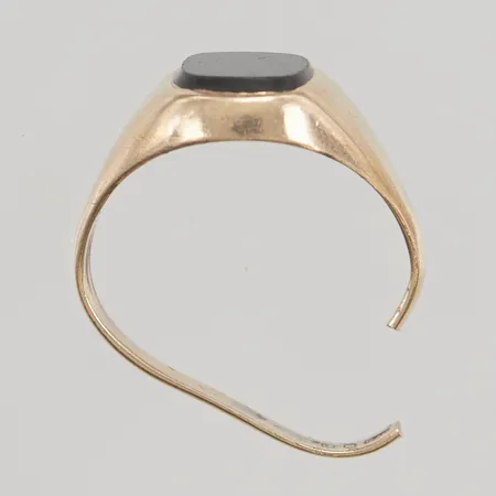 Ring defekt med onyx, 9K 3,0g.