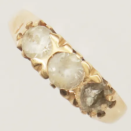 Ring med vita stenar, stl:15¾, saknar en sten, infattning i 18K, 23K Vikt: 3,5 g