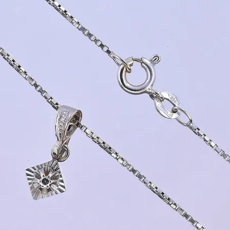 Kedja Venezia med hänge vit sten längd 41,5 cm och bredd 1 mm, längd hänge 15 mm och bredd 7 mm vitguld 18K. Vikt: 3,6 g
