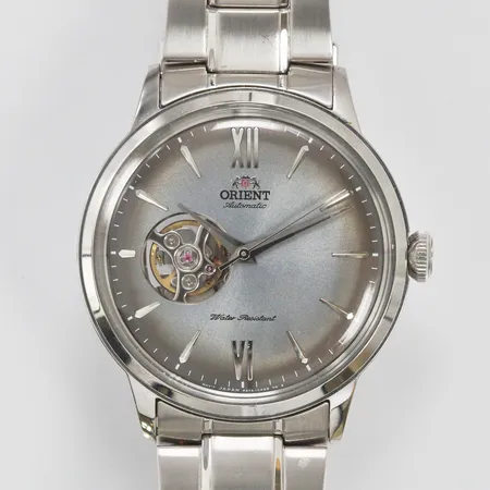 Herrur Orient Bambino open heart Ø ca 40mm modell F6T2-UAA0 serienr B871729 automat stål med stållänk extra länkbitar manual box ytterkartong 