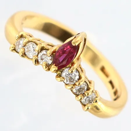 Ring med diamanter samt röd sten, 0,18ct enligt gravyr, stl: 15¾, bredd: 2-6mm, 18K Vikt: 2,9 g